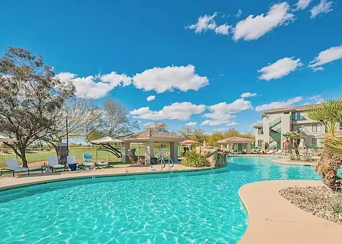 Remodeled King Bed Suite Sonoran Sunset Lounge
